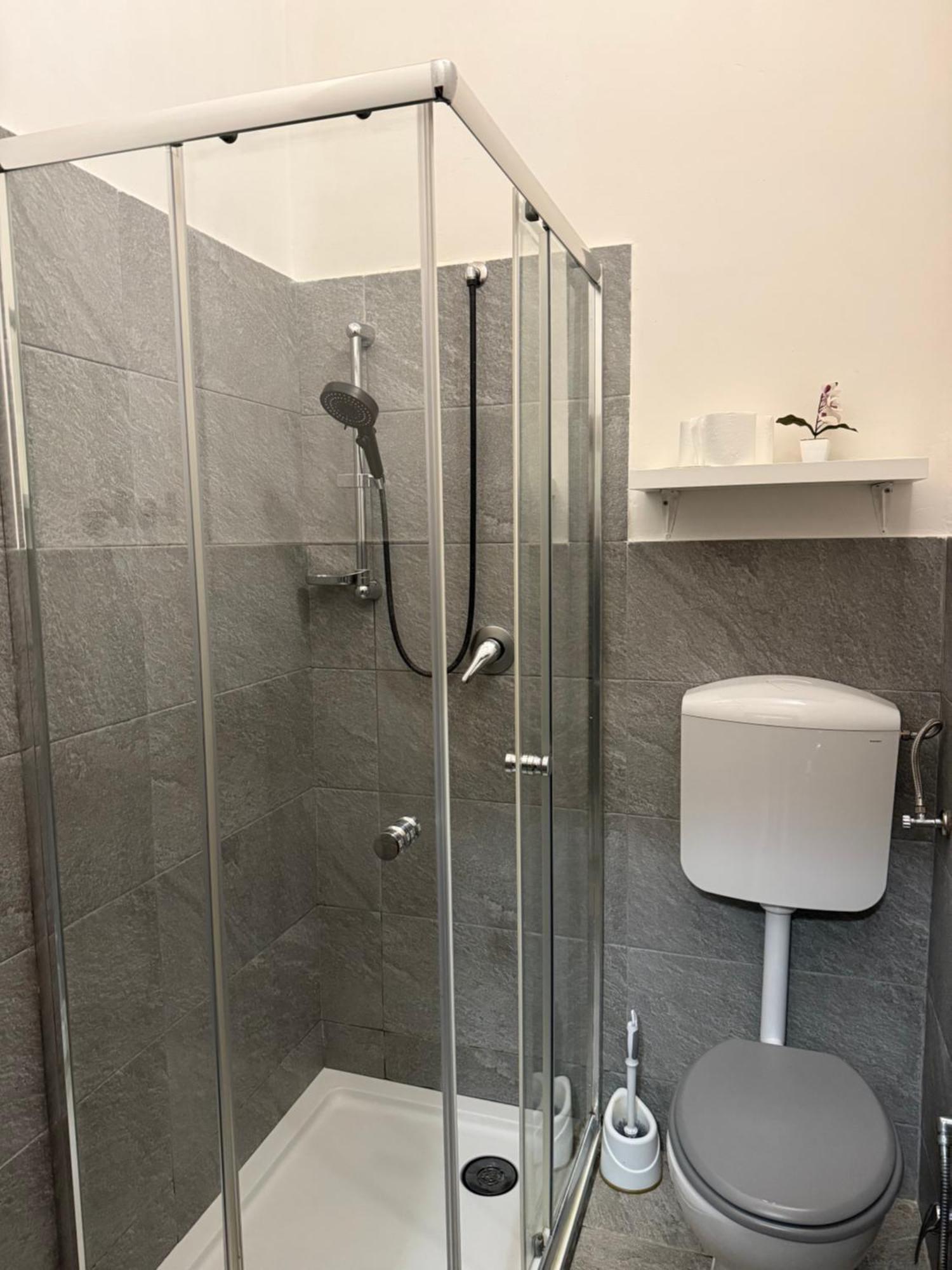 Affittacamere Home&Stazione Bologna Bagian luar foto